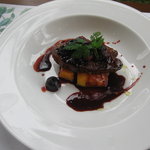 BISTY - フォアグラのソテー、ミックスべりーのソース。下のフルーツはマンゴー