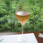 BISTY - ノンアルコールスパークリングワイン、バックの緑が綺麗です