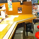 ラーメンBAR やきそばー HIT - 店内やたら明るいです
