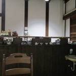 日本茶喫茶・蔵のギャラリー 棗 - カウンターでお茶を立ててくれます