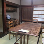 日本茶喫茶・蔵のギャラリー 棗 - 豪商のお宅の扉をテーブルに