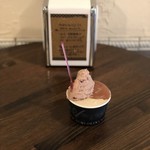 ジェラテリア アクオリーナ - 和栗 アマゾンカカオ ピオーネの3種盛り（670円）税込