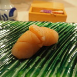 漫画の世界からやってきたのかと思わせる巨大帆立