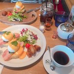 92803921 - 2018年9月。エッグベネディクトベーコンフルとサーモンハーフとコーヒー。