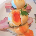 92803933 - 2018年9月。エッグベネディクトベーコンフルの半熟卵割っちゃいました。