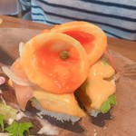 92803942 - 2018年9月。エッグベネディクトサーモンハーフの半熟卵割っちゃいました。