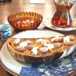 ブリコラージュ ブレッド アンド カンパニー ダイニング・カフェ - 今牧場の山羊チーズ、千葉県産塩茹で落花生、佐多岬のハチミツ、bocchi ピーナッツバターのブリコラージュブレッドタルティーヌ モーニングセット1400円。税込み　20180916　を、天の上紅茶で♡