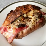 Pane Ho Maretta - しまうたベーコン×ハニーマスタードソースのドッグ ¥330+税