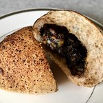 Pane Ho Maretta - 辛味のある黒いカレーに桃の珍しい組み合わせ