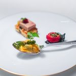 レストラン クレッセント - ムール貝、海ぶどう ガチョウのフォアグラのテリーヌ、トースト 竹炭とチーズのクラッカー、ドライトマト