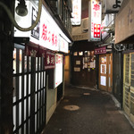 豚の味珍 - 【東急横浜駅入口側から撮影】向かって左側の「味珍」さんを利用しました