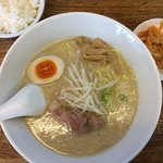 にゃがにゃが亭 - らうめん¥680   半ライス¥100