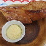 イカリヤ食堂 - バゲットとフランス産発酵バター「エシレ」