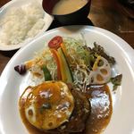 独多日 - 日替わりディナー ごはん 味噌汁 ドリンク付
            この日のメインは 目玉焼き チキンカツ ハンバーグ