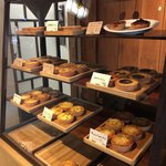 キッシュとフレンチ惣菜のお店 ミネット - 多種のキッシュが並ぶ