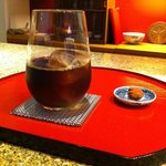 ICHO - ICHOブレンドを　アイスで　自家製アーモンド菓子付き