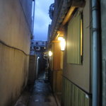 かね正 - 奥まった入り口がこれまた・・・・