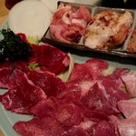 満月 - 牛カルビ、牛タン、豚ホルモン、牛ホルモン