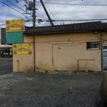 マディナ カレーレストラン - 外観２。駐車場から