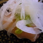 はま寿司 - 玉葱で隠れているけど生ﾊﾑｱﾎﾞｶﾞﾄﾞ。