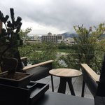 鴨川を臨むテラス