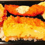 わかさ弁当 - マカロニサラダ、白身魚フライ、ハムの揚げ物、玉子の4種で300円