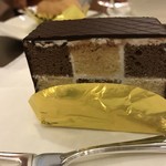 ウエスト青山ガーデン - 2018/09 モザイクケーキ：ココアスポンジとバタースポンジをモザイク状に組み合わせました。カット 単品￥380(税抜き)ホール ￥2,500(税抜き)とのことです
