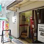 麺屋 正路 - 外観。立て看板が透明ってのが分かりにくい要素の一つかも？