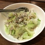 楽や - キャベツと豚肉の温サラダ 500円