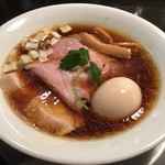 味玉醤油らぁめん(880円)