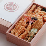 天一 - 大切な人への贈り物に。木箱に詰める、特別な天丼弁当。 