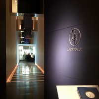 中国料理 「チャイナブルー」 コンラッド東京 - 隠し扉になっている店舗入り口、天井が高く、このフロアの中でも一番上の扱いのレストランです。