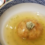 馳走 啐啄一十  - ①新モノの加賀蓮根(石川県産)饅頭の椀、真昆布・いりこ・鰹節・鯖節・あご節の出汁餡
      丁寧に摺り降ろした新モノの加賀蓮根は表面を軽く揚げてあり、中身はふっくら。
      柔らかみのある蓮根の薫りが、立ち登ります