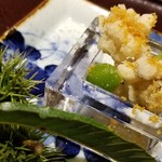 馳走 啐啄一十  - ③鱧(愛媛県伊予灘産)のあられ揚げ、唐墨掛け、銀杏(熊本県産)添え
      クリスピーな食感と鱧の淡白ながらも旨みのある味わい
      やや塩味の強いタイプの唐墨を使われて極上の旨塩の役割を果たしています