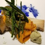 馳走 啐啄一十  - ④煮黒鮑(千葉県産)、蝦夷馬糞雲丹(北海道小樽産)、アオサ(高知県四万十川産)のせ
      黒鮑は柔らかく噛むほどに旨みが拡がり、肝ソースの磯の薫りが素晴らしい
      蝦夷馬糞雲丹の濃いめの旨みを味わい尽くします