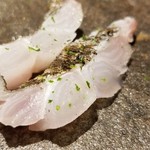 馳走 啐啄一十  - ⑥太刀魚(サスエ前田魚店・静岡県駿河湾産・2kg・3日寝かせ)
      切り分ける前の太刀魚は指6~7本はあろうかというドラゴン級で、脂のりも抜群。
      ガスバーナーで炙って皮下の脂を活性化
      もう、超絶美味しい♪