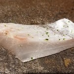 馳走 啐啄一十  - ⑧伊佐木(大分県姫島産・5日寝かせ)
      産卵期は初夏～初秋、旬は晩春～夏。
      姫島沖の伊佐木は瀬戸内では断トツ。
      モチモチ食感と深い旨みは別格。
      伊佐木もこの時期が食べ納めかも。