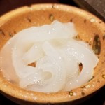 馳走 啐啄一十  - ⑨障泥烏賊(アオリイカ)(山口県産・5日寝かせ)
      産卵期は春～初夏、旬は初春～夏。
      烏賊らしい食感と5日寝かせの旨みが両立する仕上がりもまた良いです。