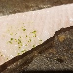 馳走 啐啄一十  - ⑪鰤(北海道函館産・7日寝かせ)の大トロ
      初秋となる今の時期は北に行くほど脂のりが良いので北海道函館産がベストではないでしょうか？
      身の中にしっかりと脂がのり、濃厚な旨みと甘みが押し寄せて来るようです