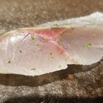 馳走 啐啄一十  - ⑬瀬付き真鯵(愛媛県産・3日寝かせ)
      産卵期は春～夏、旬は秋～冬。
      真鯵も初秋になり旬の入り始めになり脂のりが良くなってきました。
      もっとも瀬付きなので脂のりよりも身の味わいが濃いです。