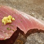 馳走 啐啄一十  - ⑭本鰹(サスエ前田魚店・静岡県御前崎産)
      血抜きされた極上の御前崎根付き鰹。
      血生臭く無く、身がプルプルと震える程の弾力。
      鰹の薫りが素晴らしく、脂のりがハッキリ分かります。
