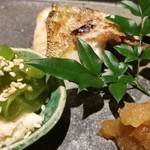 馳走 啐啄一十  - ⑮赤鯥(ノドグロ)(山形県庄内産)の炭火焼き、万願寺唐辛子、湯葉
      炭火で焼かれ、小さくじゅうじゅうと音を立てています。
      皮目から芳ばしさが薫り、じっくりと火が通り脂が一段と旨みを増しています。