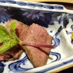 馳走 啐啄一十  - ⑯栃木牛(A5)イチボのローストビーフ
      備長炭でじっくり焼き上げられ肉自体の旨みが増していますし、 芳ばしく薫り立っています。