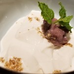 馳走 啐啄一十  - ⑱胡麻プリン
      モチモチぶるぶるな食感と控えめな甘さ。
      滑らかな口溶け。
      こし餡も溶ける様な円やかさ。
      白胡麻の香りが宴の終演を彩ります。