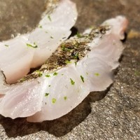 馳走 啐啄一十  - ⑥太刀魚(サスエ前田魚店・静岡県駿河湾産・2kg・3日寝かせ)
                切り分ける前の太刀魚は指6~7本はあろうかというドラゴン級で、脂のりも抜群。
                ガスバーナーで炙って皮下の脂を活性化
                もう、超絶美味しい♪