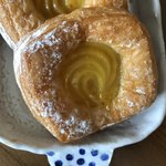 DONQ - デニッシュ生地にマロンクリーム、パウダーシュガー