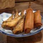 灯 - ハタハタの唐揚げと揚げ春巻