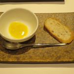 Le FAVORI - スープ ド ポワソン（バケッドにニンニクマヨネーズを乗せ、スープへ）