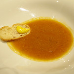 Le FAVORI - スープ ド ポワソン（バケッドにニンニクマヨネーズを乗せ、スープへ）