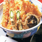 天一 - 「特製天丼」。ランチでご提供する天一の名物です。